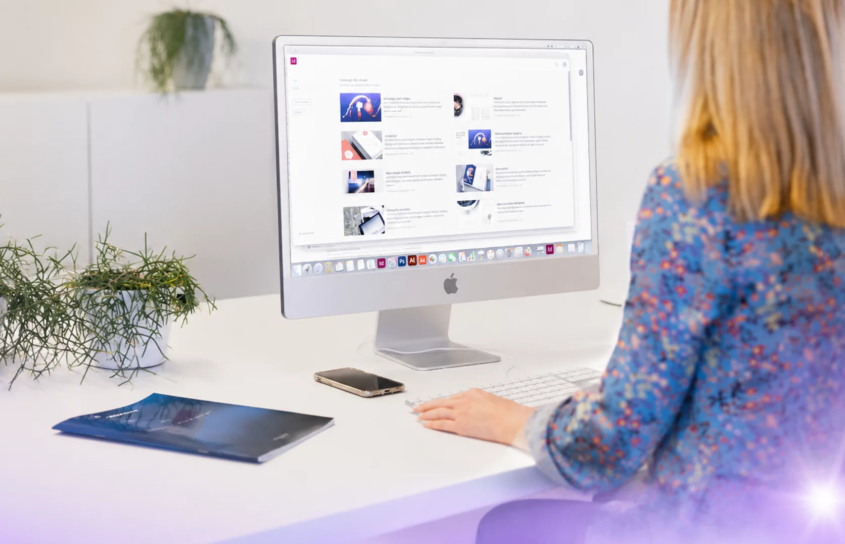 vrouw zit aan haar computer en bekijkt verschillende ontwerpen