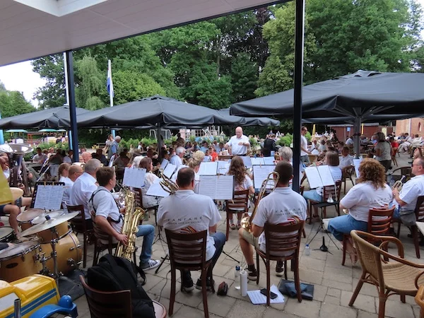 Afbeelding: Terrasconcert - Voor eer en deugd