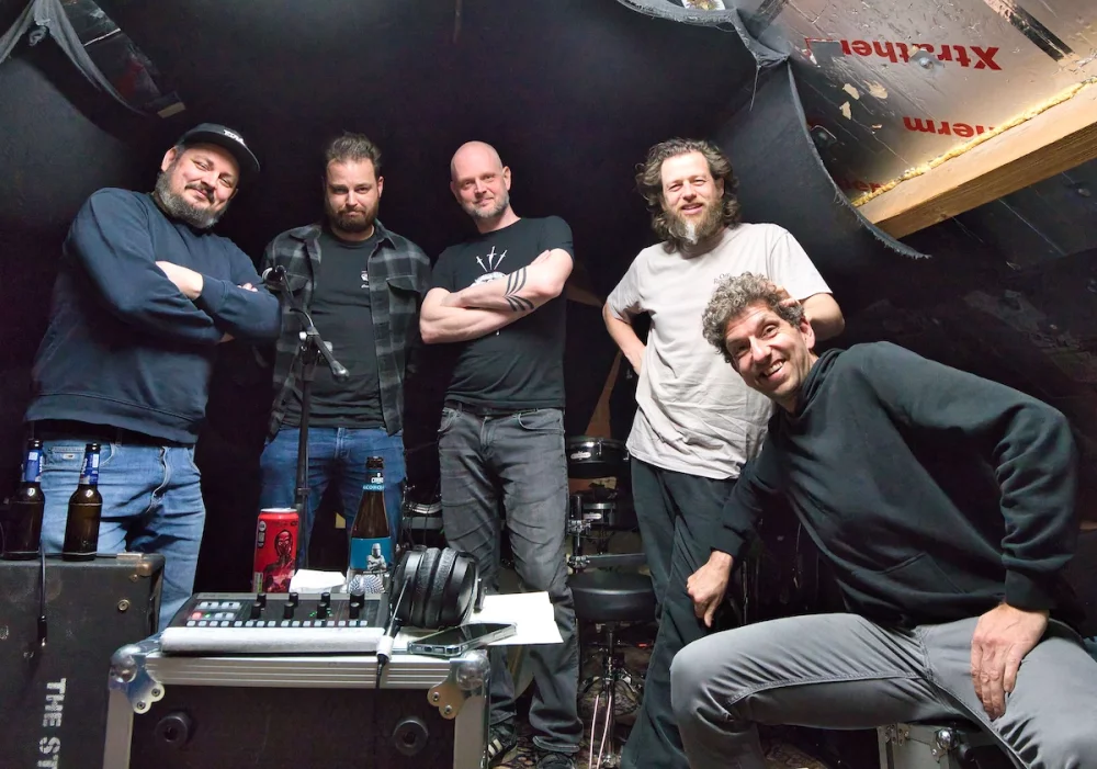 Tangled Horns in hun repetitiekot in Meer