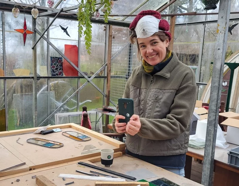 Afbeelding: Marlous Peijnenborg restaureert glas-in-loodramen