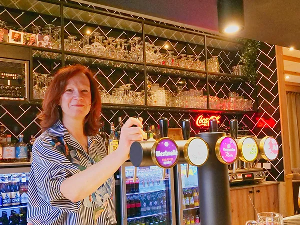 Afbeelding: Van voor de klas in het Seminarie naar achter de toog in de Papboer