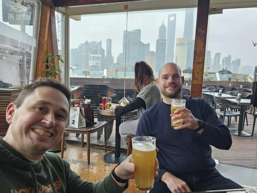 Neef Freek Broers op bezoek bij Karel in Shangai. Neef Freek Broers op bezoek bij Karel in Shangai.